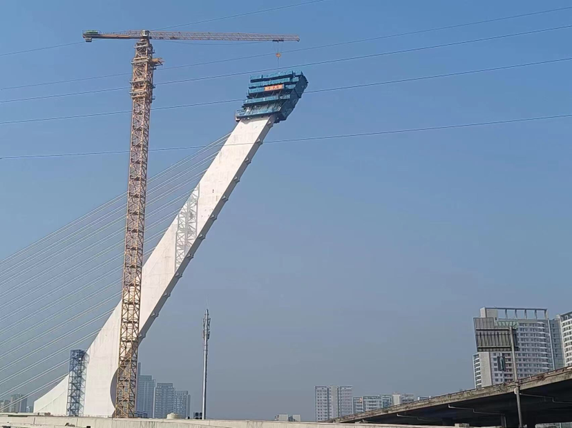 新进展杉板桥路中环至三环跨铁路独臂斜拉转体桥主塔封顶