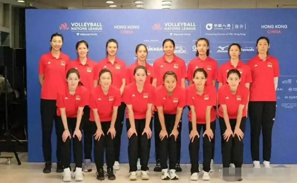 中国女排香港站合影照证实:王芸璐,丁霞确实已经离队