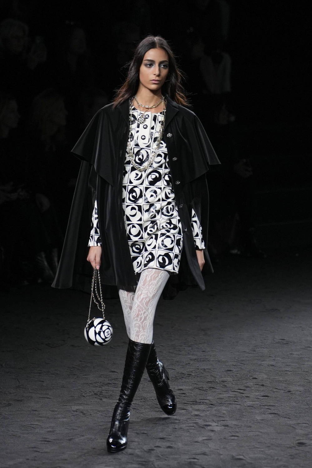 模特在法国巴黎时装周上展示香奈儿品牌的2023-2024秋冬新款服装