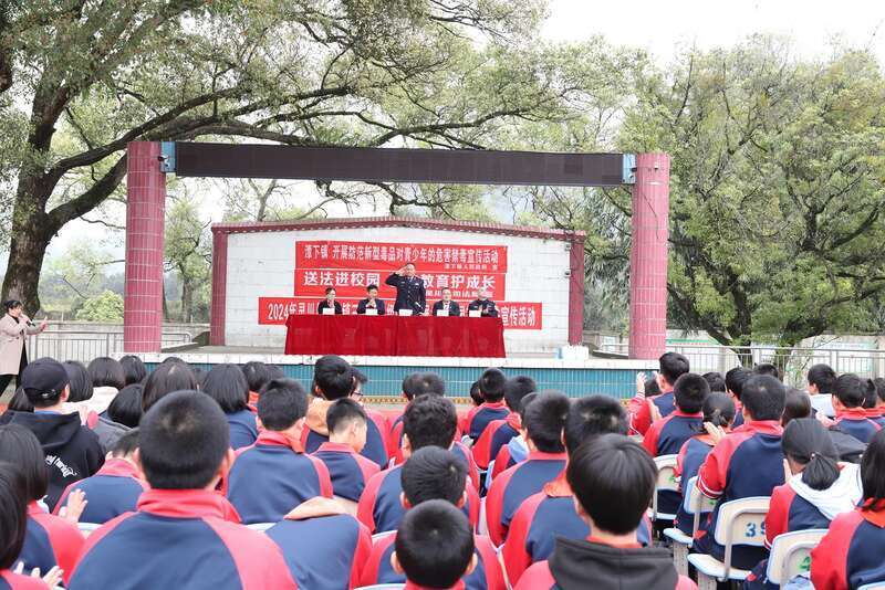 谢洋)桂林监狱日前受邀到广西桂林市灵川县三河渡初级中学开展法治进