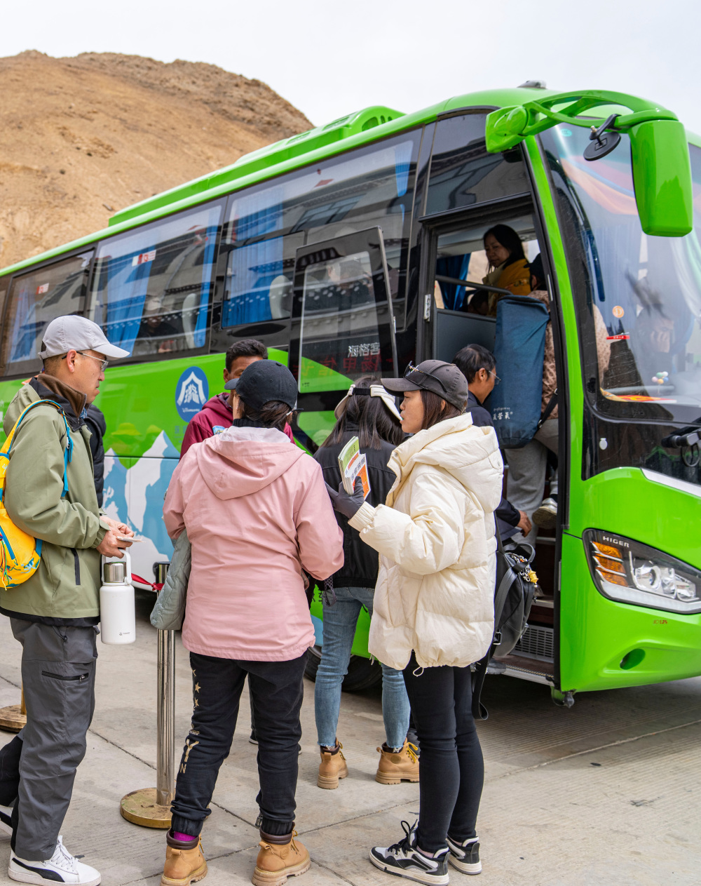 西藏:珠峰美景引客来