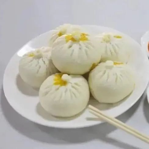 包好蒸熟,看上去油黄面白,晶莹剔透,吃时沾上辣椒油,老