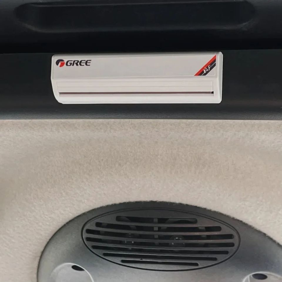 奔驰大g,路虎卫士把空调外机挂车尾,网友:你这空调几匹的?