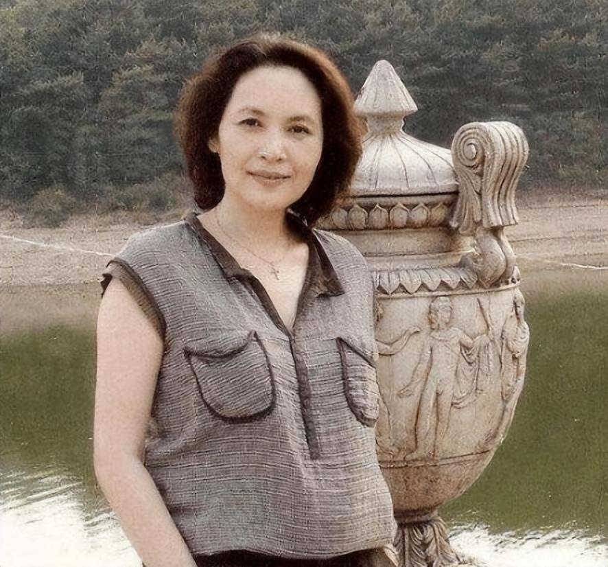 李秀明:和刘晓庆齐名,息影和丈夫卖薯片,69岁现状如何_腾讯新闻