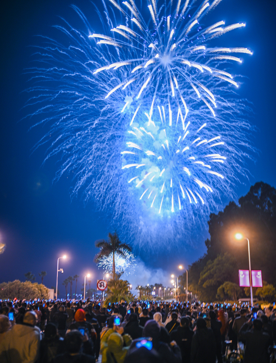 七万余发焰火在海峡两岸齐放  厦门,金门如约点亮新年夜空