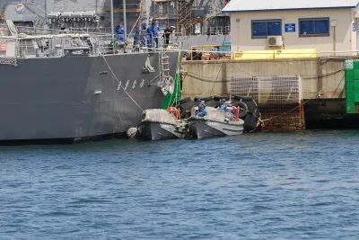 放下一艘内火艇(舰载工作艇)系靠在舰尾,以供特定需求