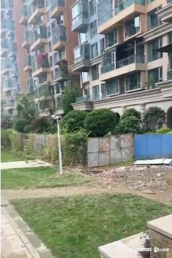 成都华侨城滨江壹号围墙之争：墙已拆！“修墙方”业主欲起诉_腾讯新闻