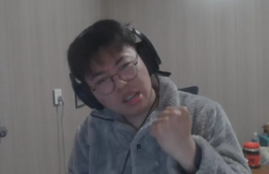个人观点:对于狂魔哥被永久封禁的事情,嘎嘎威表示确实是罪有应得