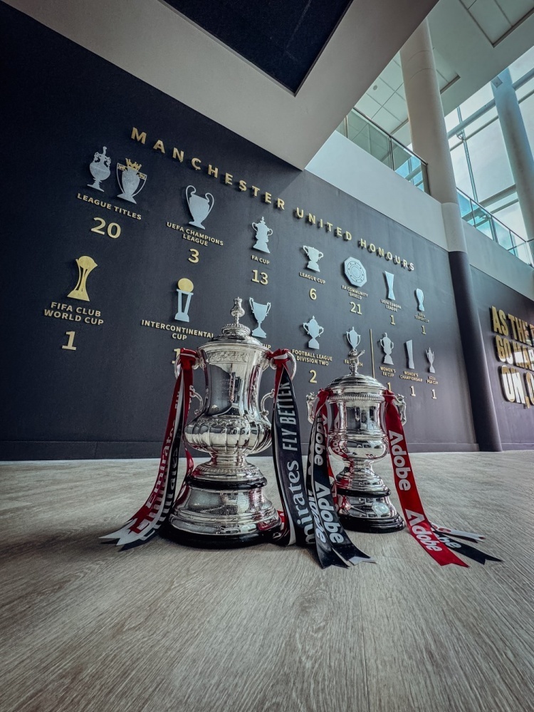 底蕴深厚!曼联晒荣誉墙,更新了本赛季男女足2座足总杯冠军