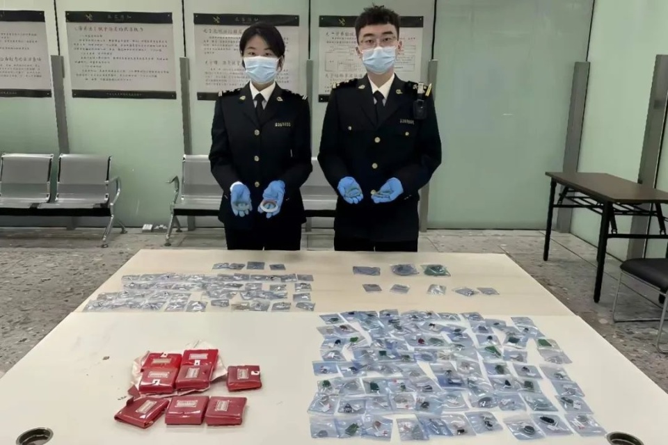 西九龙站海关查获未申报翡翠制品152件,货值近百万元