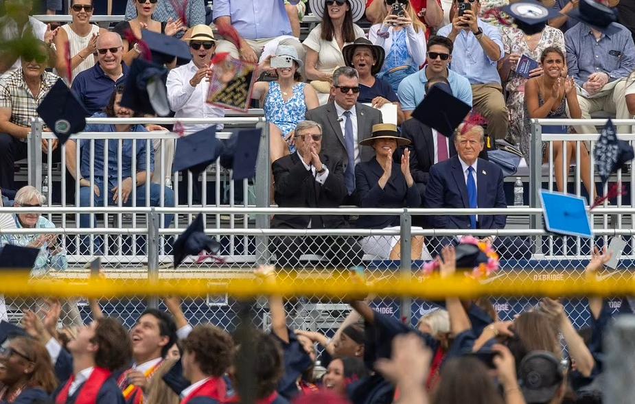 享受儿子的成人礼,他与面带微笑的梅拉尼娅亲切交谈,向毕业生鼓掌挥手