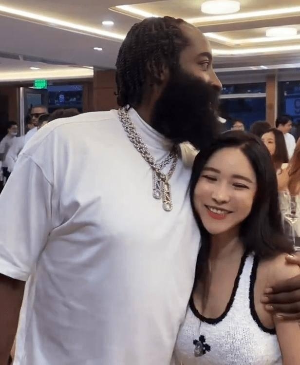 哈登将和老搭档周玲安在抖音一起直播卖酒