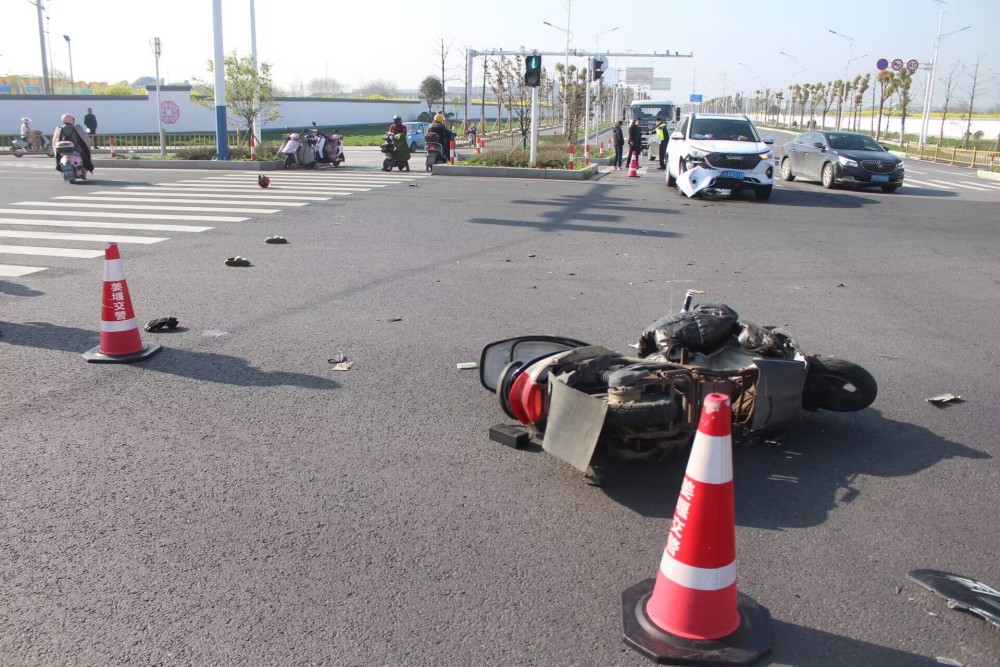 女子骑车被撞身亡视频画面让人痛心