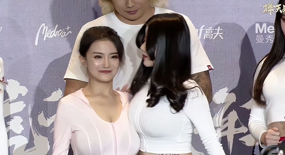 其中最有意思的一次举牌女郎对抗,就是小野马和古阿扎这两位身材非常