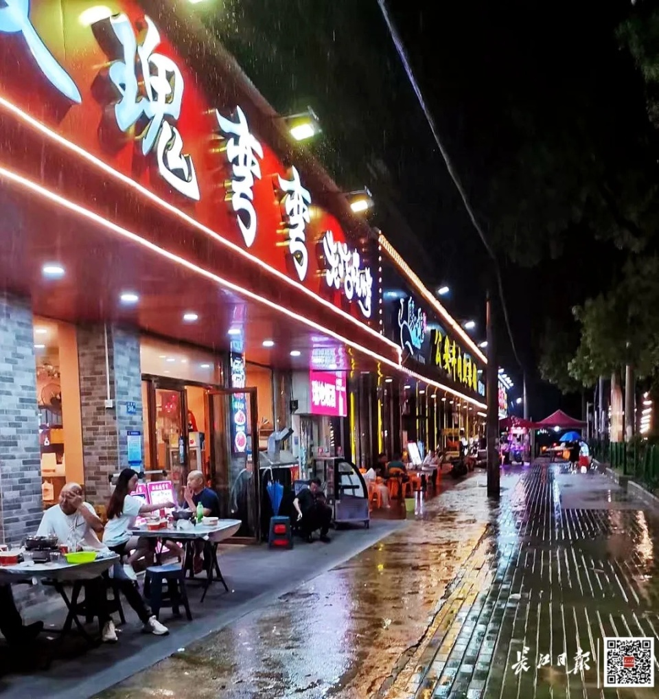 记者探访玫瑰街夜市时发现,几乎所有的临街商户都在自家门口铺上了一