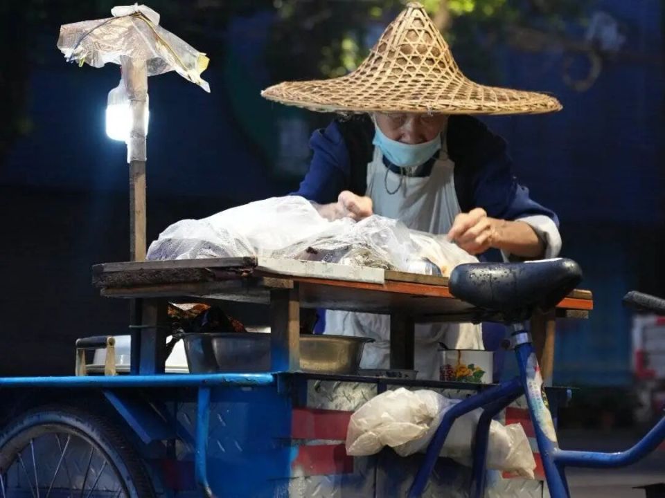 一个粽子只卖5毛钱 92岁“粽子爷爷”坚持快20年
