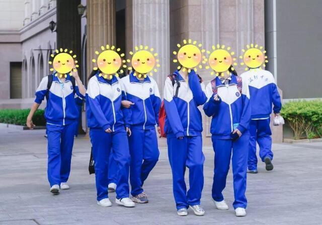 90后校长质疑自愿订校服引关注后续让人深思他不是校长