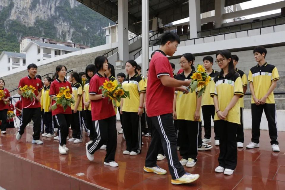 —凌云县中学举行"为高三学子送祝福"活动