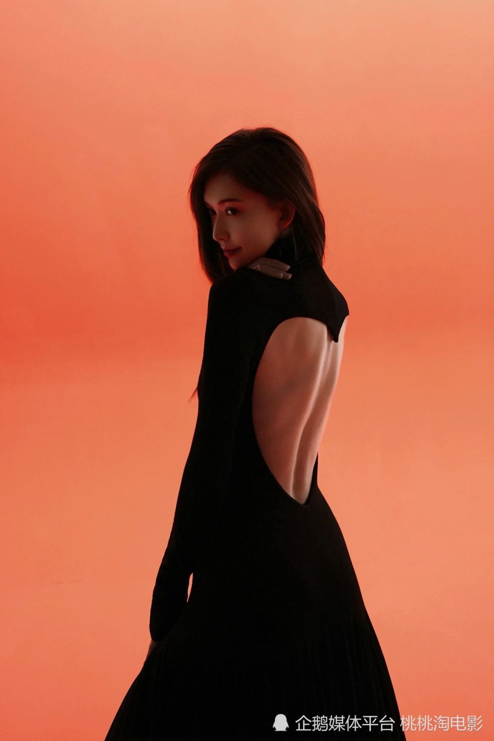 女星林志玲惊喜亮相《时尚芭莎》封面,岁月洗练优雅温柔气质依旧