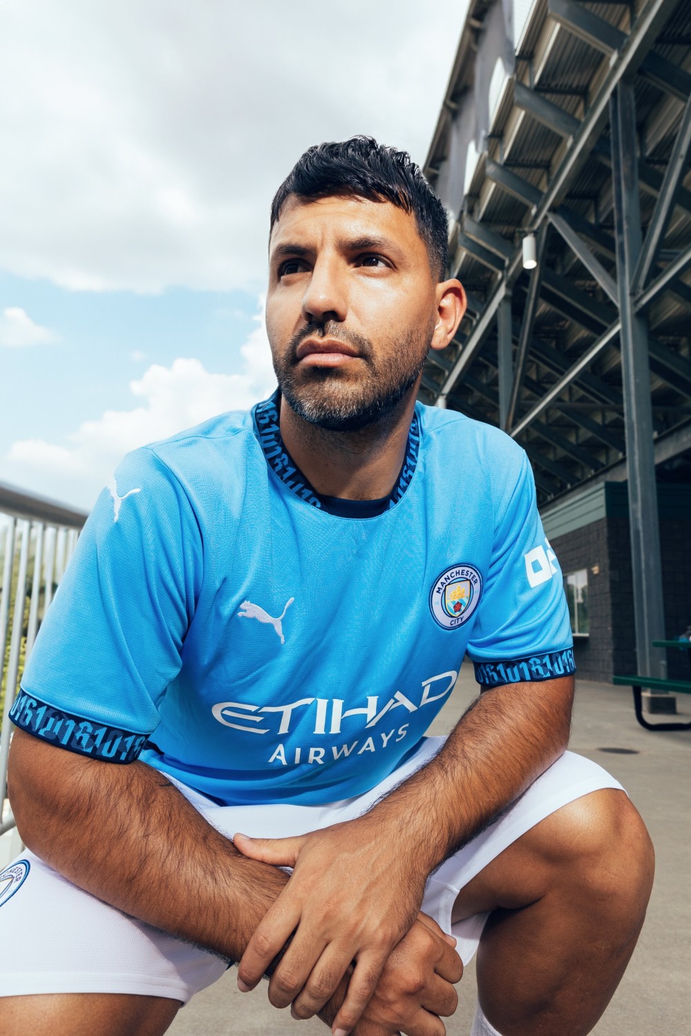 帅不帅?曼城官方晒新赛季主场球衣,阿圭罗担当模特