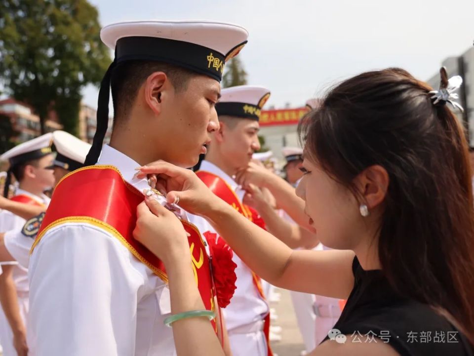 今天,夏秋季退伍老兵向军旗告别!