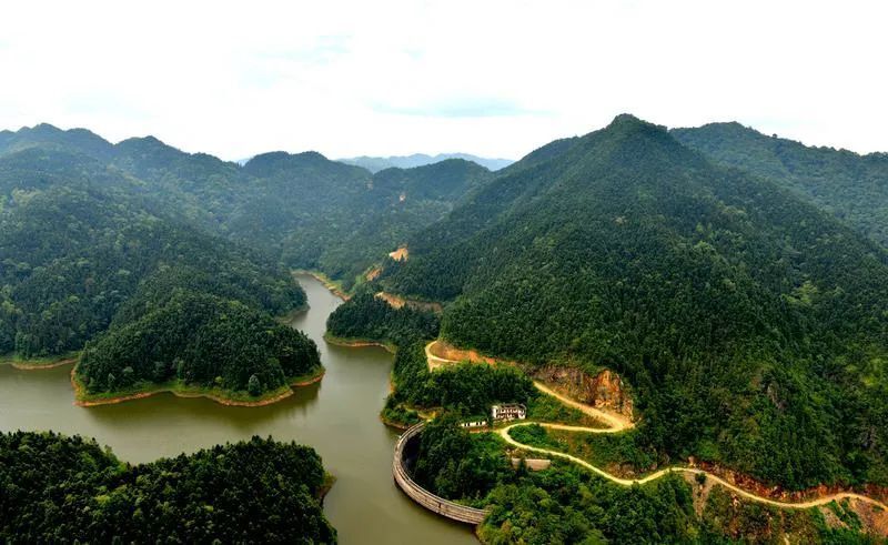 丰富的森林资源和水资源孕育了香坪山群山竞秀,溪水淙淙的自然景观.