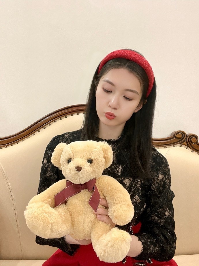 好看郭子瑄晒美照三月最后一天配上我和小熊的合影叭