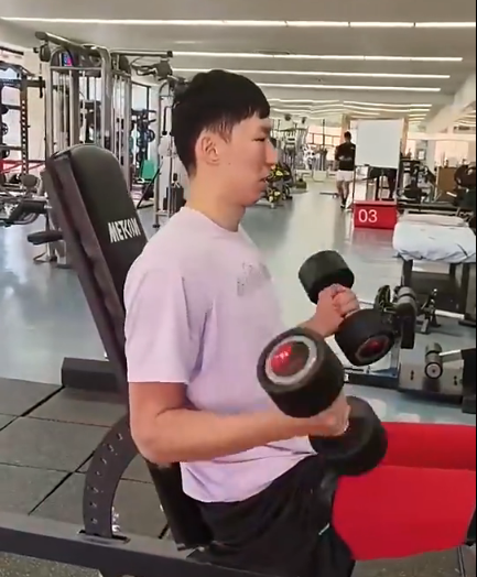 如今周琦训练的动态曝光,他在球队健身房独自训练,而受伤的右膝已经做