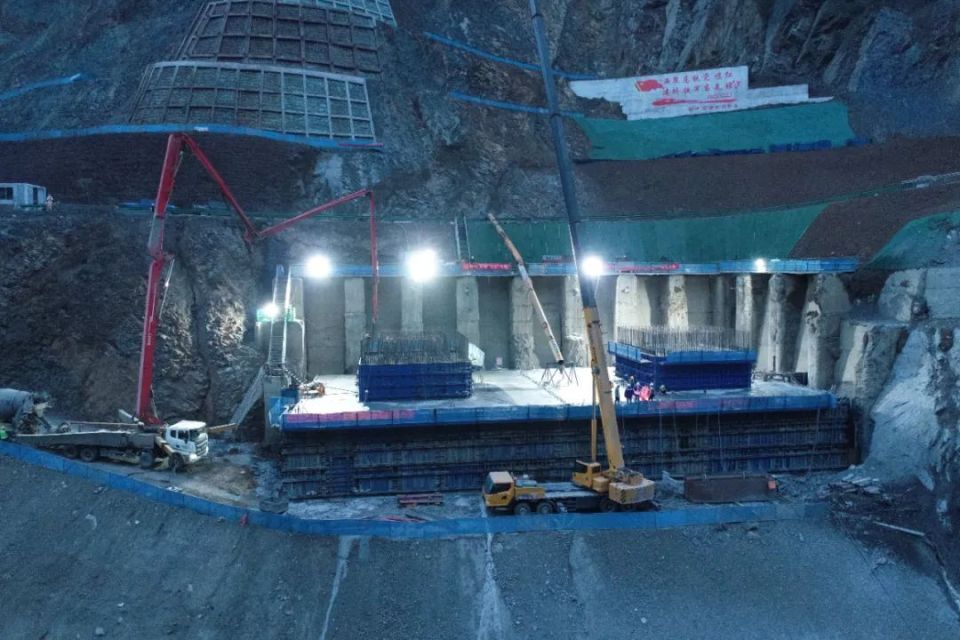 9米,位于云南省昭通市彝良县城上游约5千米,为左右线,双幅单线桥设计