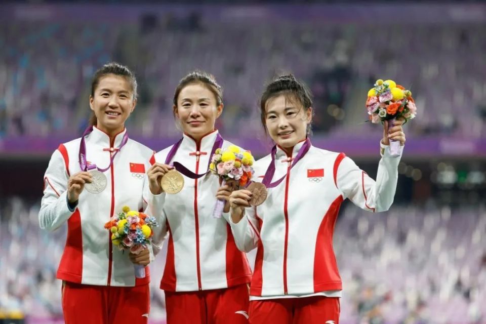 11年后,黄山"小丫"吕秀芝领取奥运铜牌!-腾讯新闻