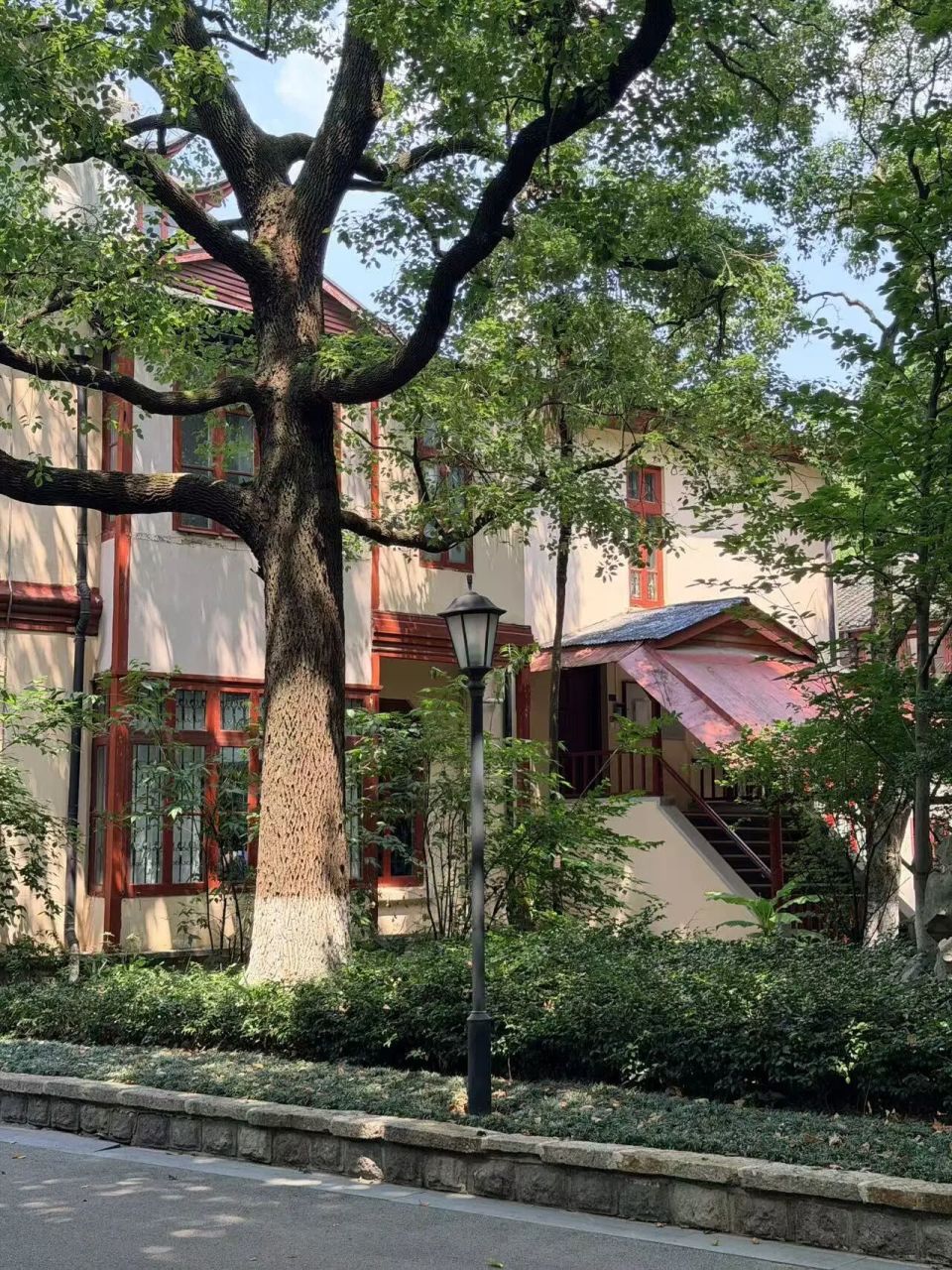 来苏州河畔的百年校园，觅一处清凉~_腾讯新闻