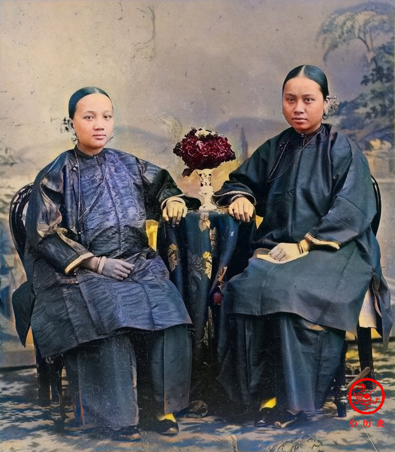 晚清彩色老照片妙龄女子不缠足穿小皮鞋少年靠缝补衣服赚钱