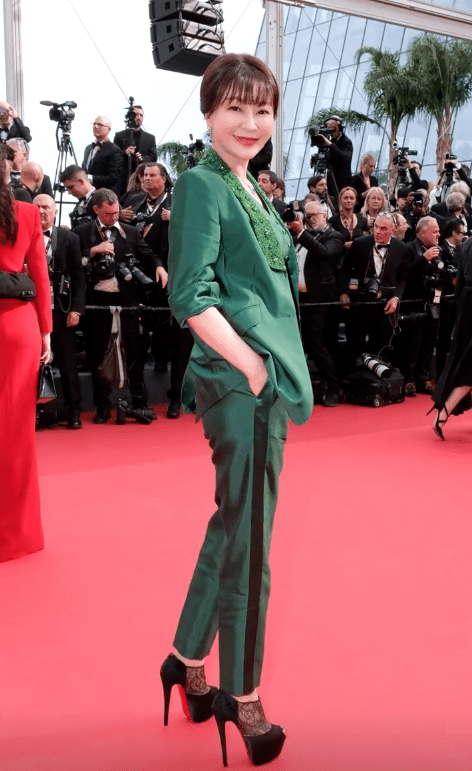 只见王小骞一身绿色套装十分吸睛,身上佩戴的是同色系的珠宝首饰,同时