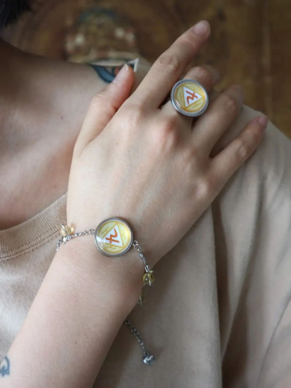 bead lu指作是由一位设计师出身的主理人制作的手作饰品,主理人lu痴迷