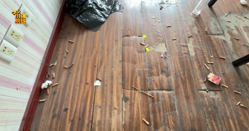 进入房间,可以看到地板多处破损,满地都是烟头