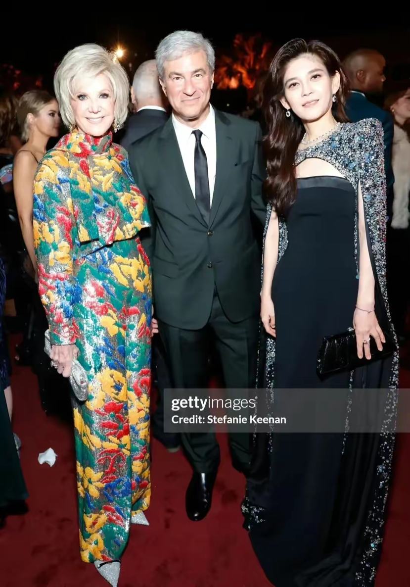 这次活动,是洛杉矶艺术馆的eva chow主办,而李富真身为洛杉矶艺术馆