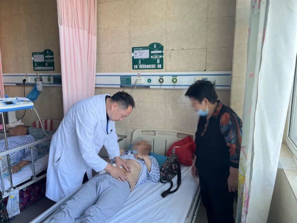 一名18岁女学生在当地县医院接受肠扭转手术后出现肠梗阻,反复高热