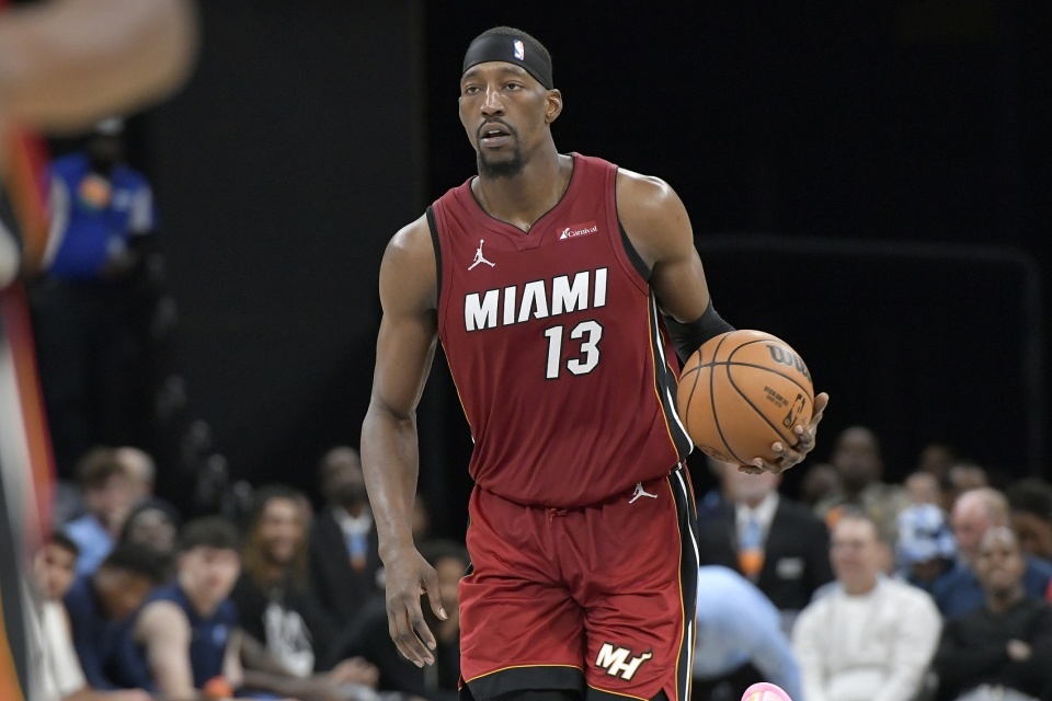 上半场,热火内线阿德巴约出战17分半,投篮7中5,三分球1中0,罚球4中3