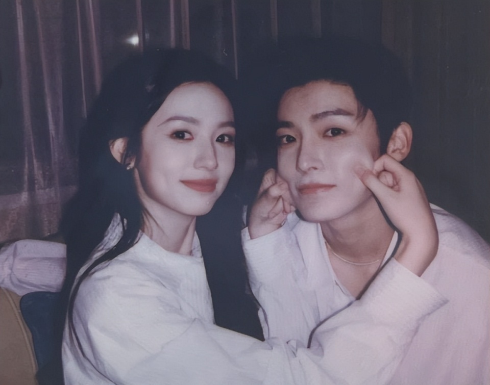 周也直播连线读错字,把忏悔读成"歉悔",侯明昊在线纠错超尴尬