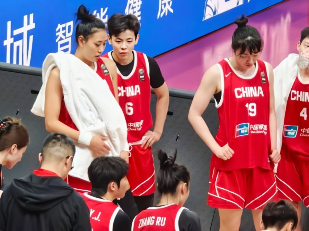 王思雨首秀8分，杨舒予14+6，中国女篮119-74大胜国际联队！_腾讯新闻