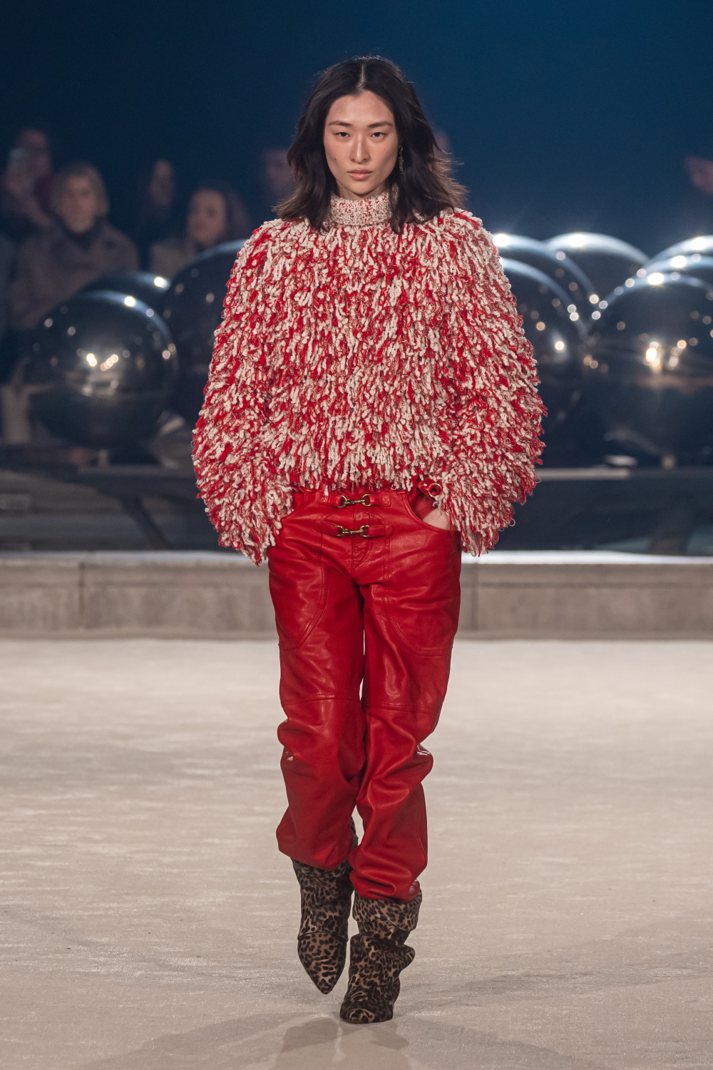 新华社/欧新2月29日,模特在法国巴黎时装周上展示isabel marant品牌的