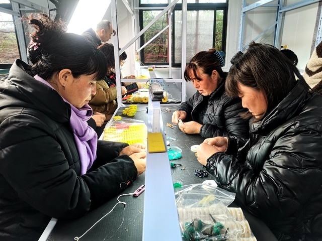 河南宝丰:渔具加工成就家门口就业梦_腾讯新闻