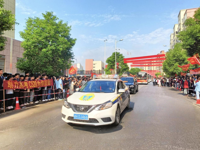 桃江县高考考生接送车队浩浩荡荡分别从桃江二中,桃江四中,桃江六中