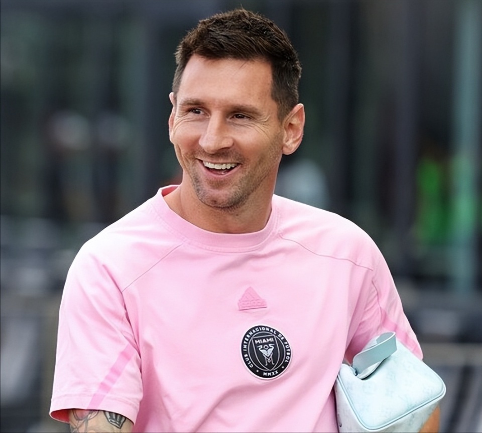 美洲杯决赛前梅西开心理发视频引热议,球迷:这憨小老头,老啦