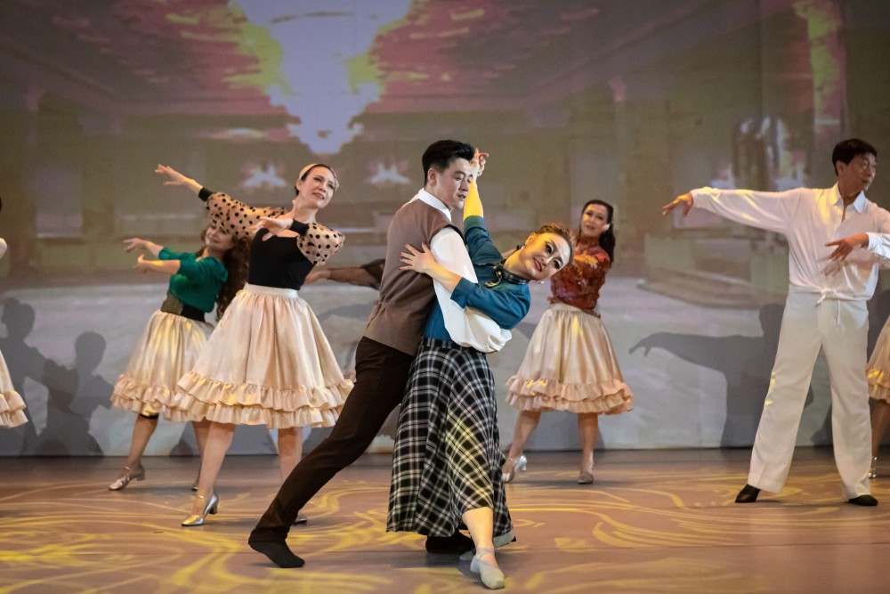 中国铁路文工团编导,中国舞协舞蹈志愿者工作委员会副秘书长赵帅担任