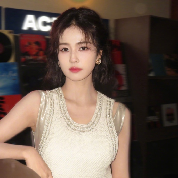 白鹿晒照清纯甜美宛如初恋,手拿棒棒糖恬静迷人,眼神坚定有魅力_腾讯