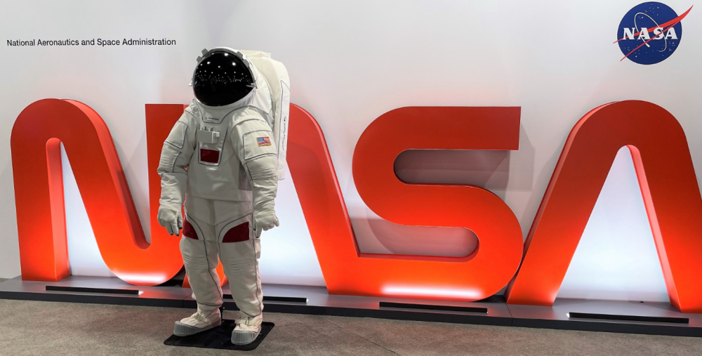 NASA 下一代空间站宇航服首次亮相：更轻便灵活，用于太空行走_腾讯新闻