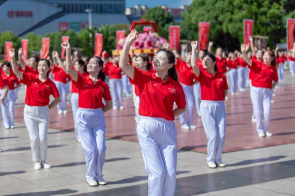 学跳广场舞图片