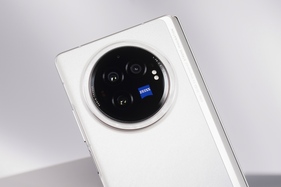 vivo X Fold3轻羽白图赏：随心自如，折叠无限可能-腾讯新闻