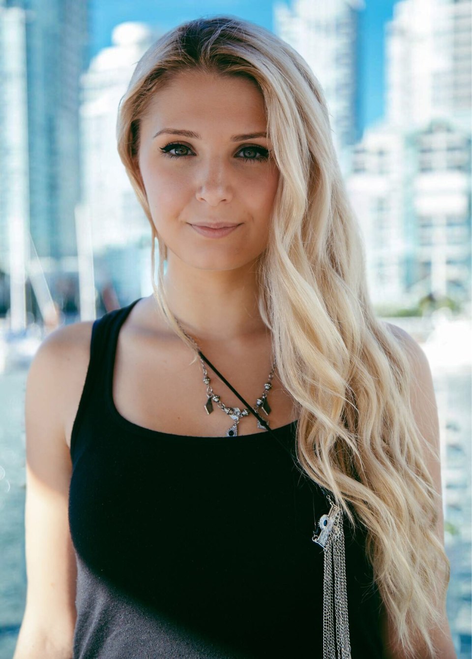 右翼"贤妻"博主劳伦·萨瑟恩(lauren southern)在"狼来了"的预警之后